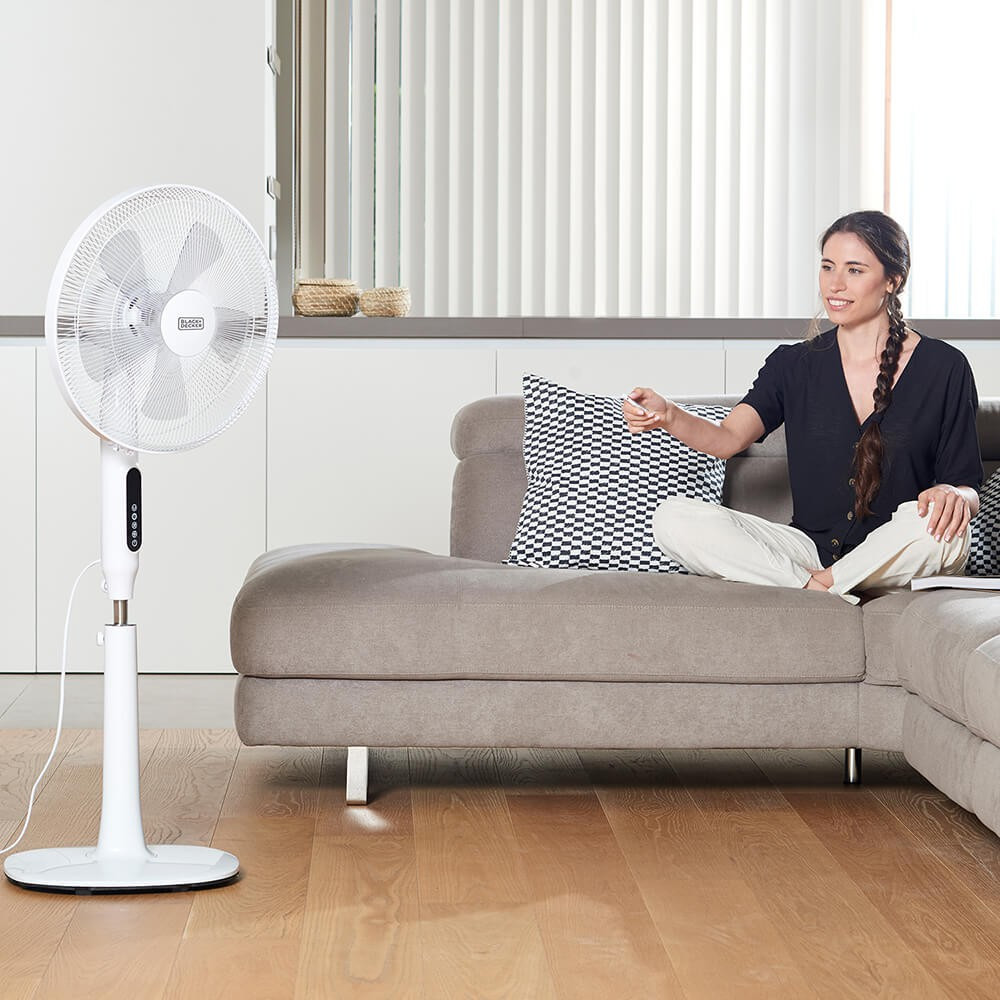 BLACK+DECKER Pedestal Fan LED 5 Blades White