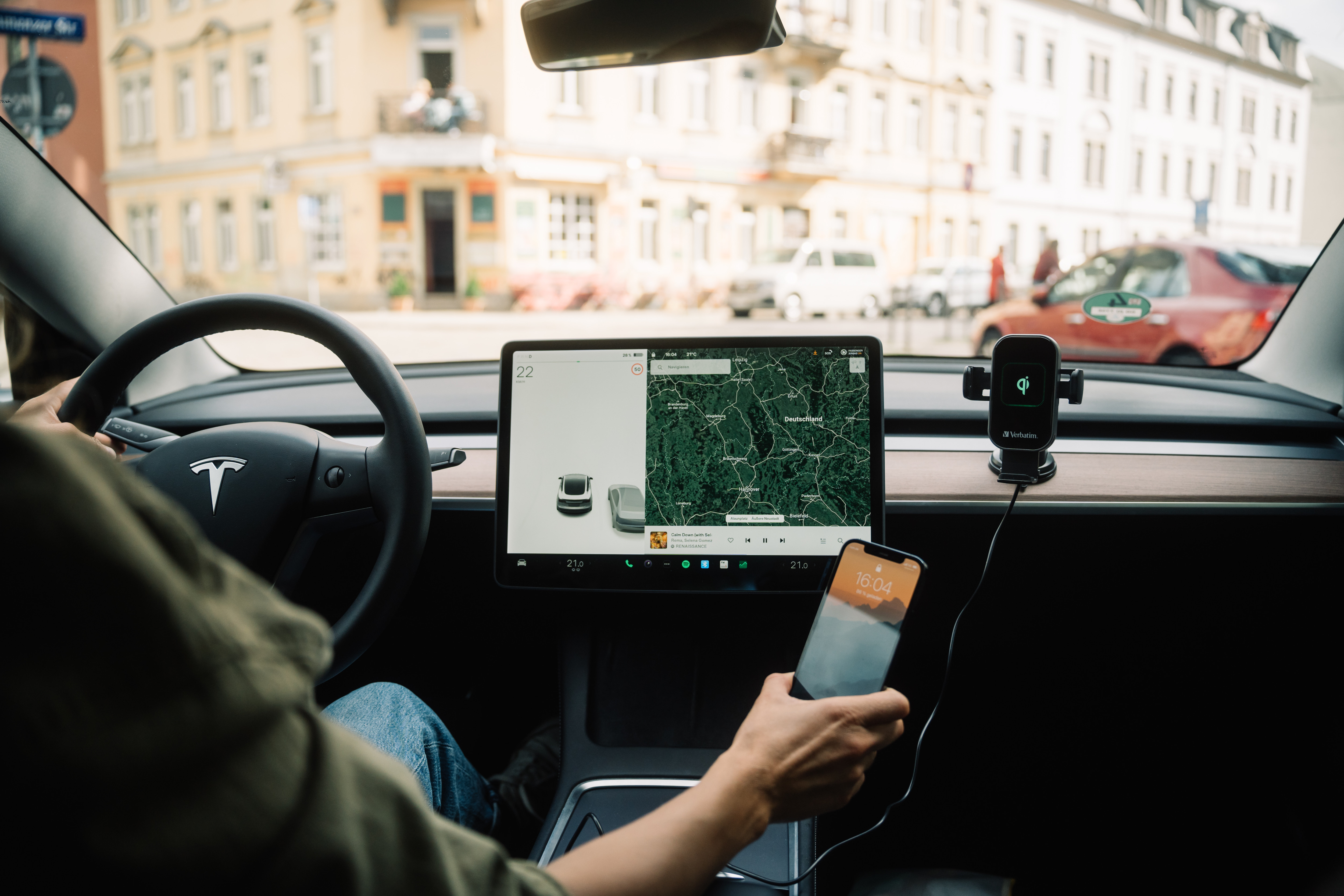 FWC-02 Qi Fast Wireless Car Charger