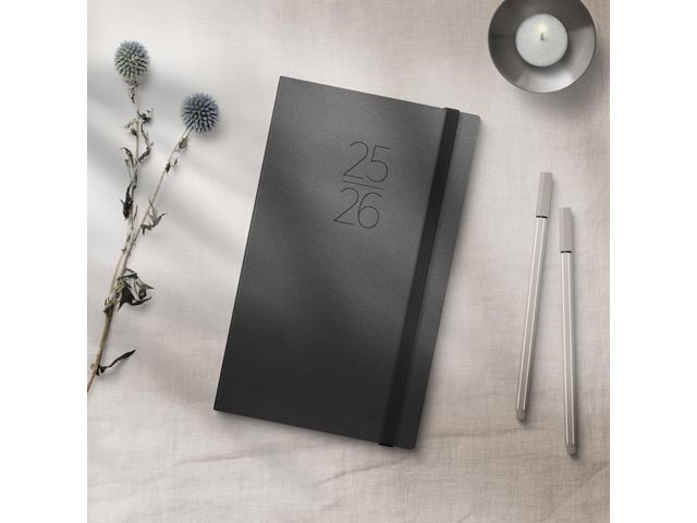 BildeKalender Grieg Slim Myk 25/26 Sort