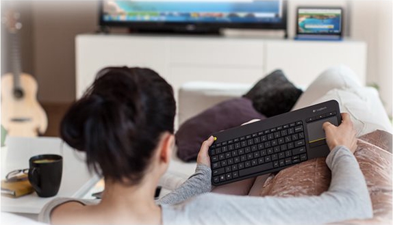 LOGI K400 Plus Touch Keyboard black (DE)