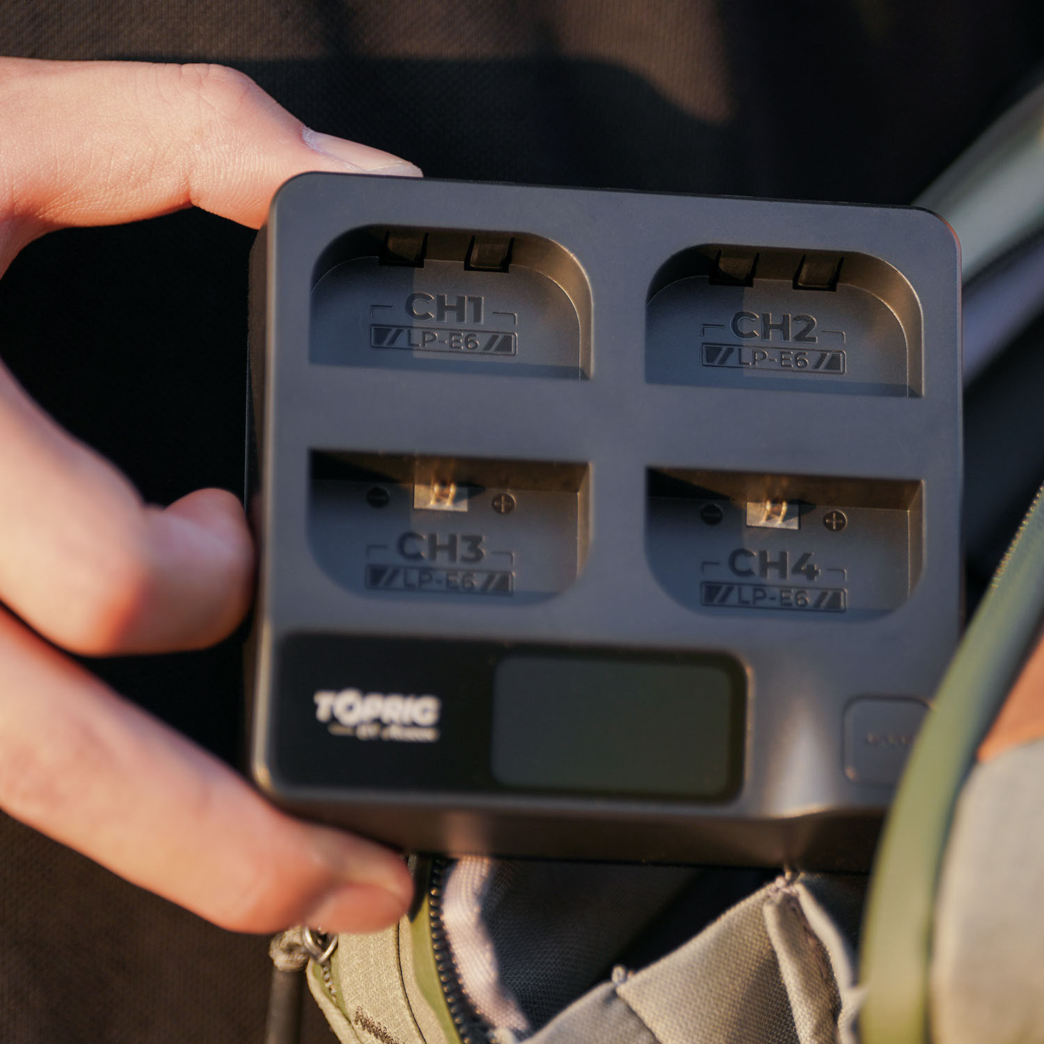 ACCSOON TopRig 100W 4-Bay 4-Bay LP-E6 Fast Charger