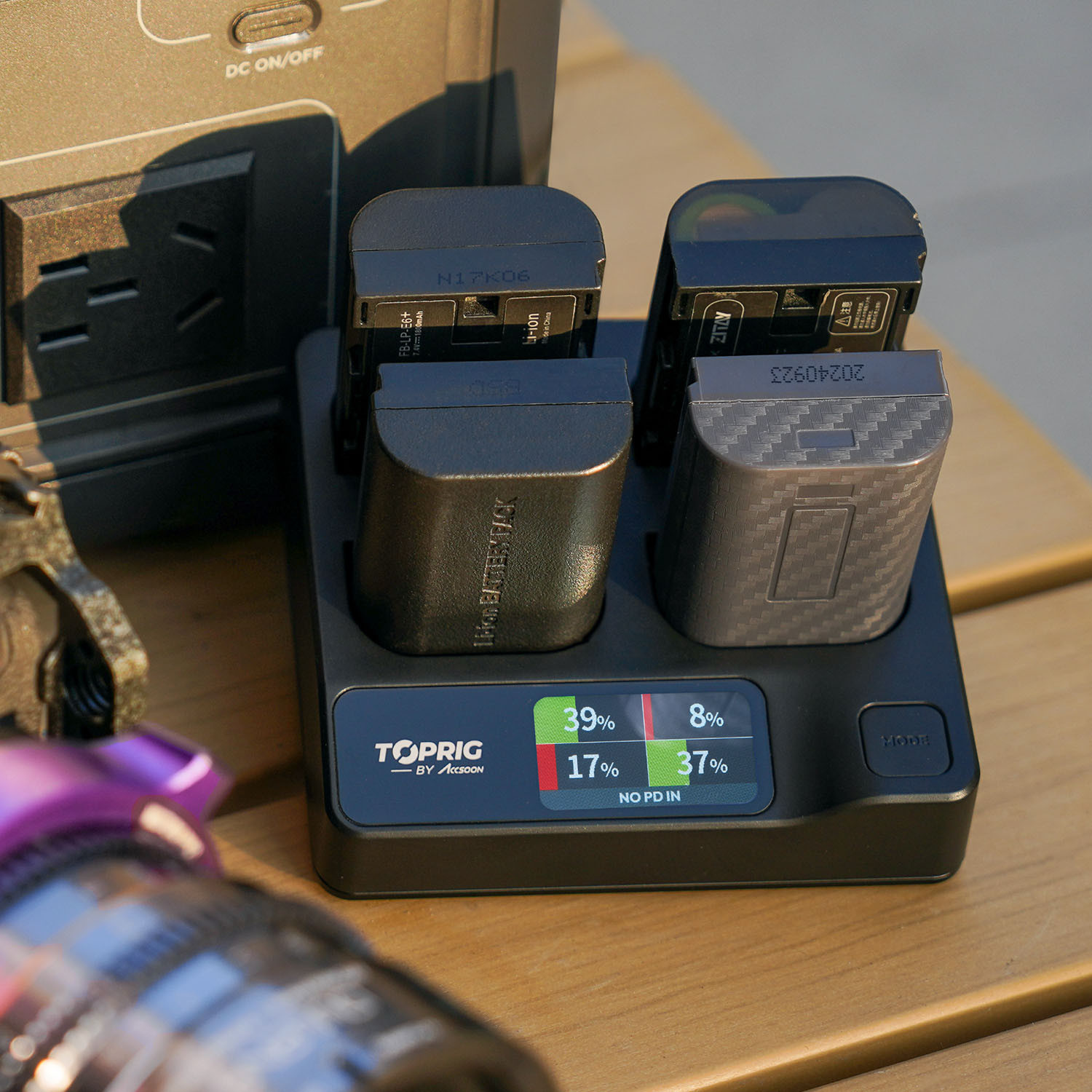 ACCSOON TopRig 100W 4-Bay 4-Bay LP-E6 Fast Charger