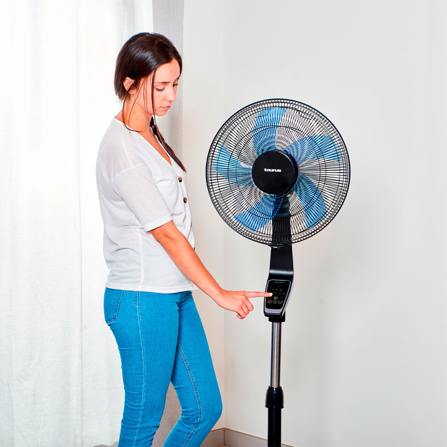 TAURUS Fan 40cm Pedistal Boreal 16CR Digital Black