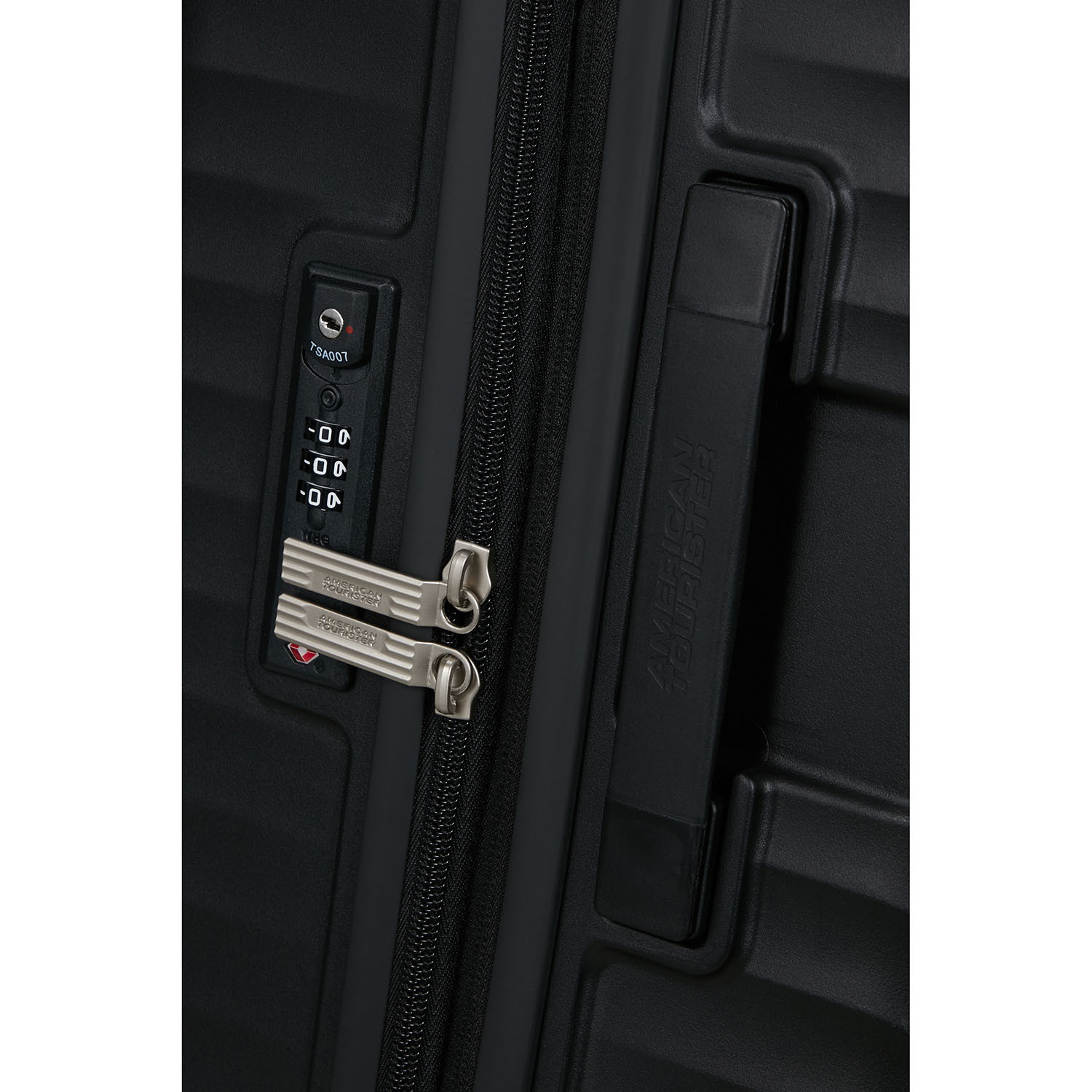 AMERICAN TOURISTER Diablast Spinner 68/25 Black Code