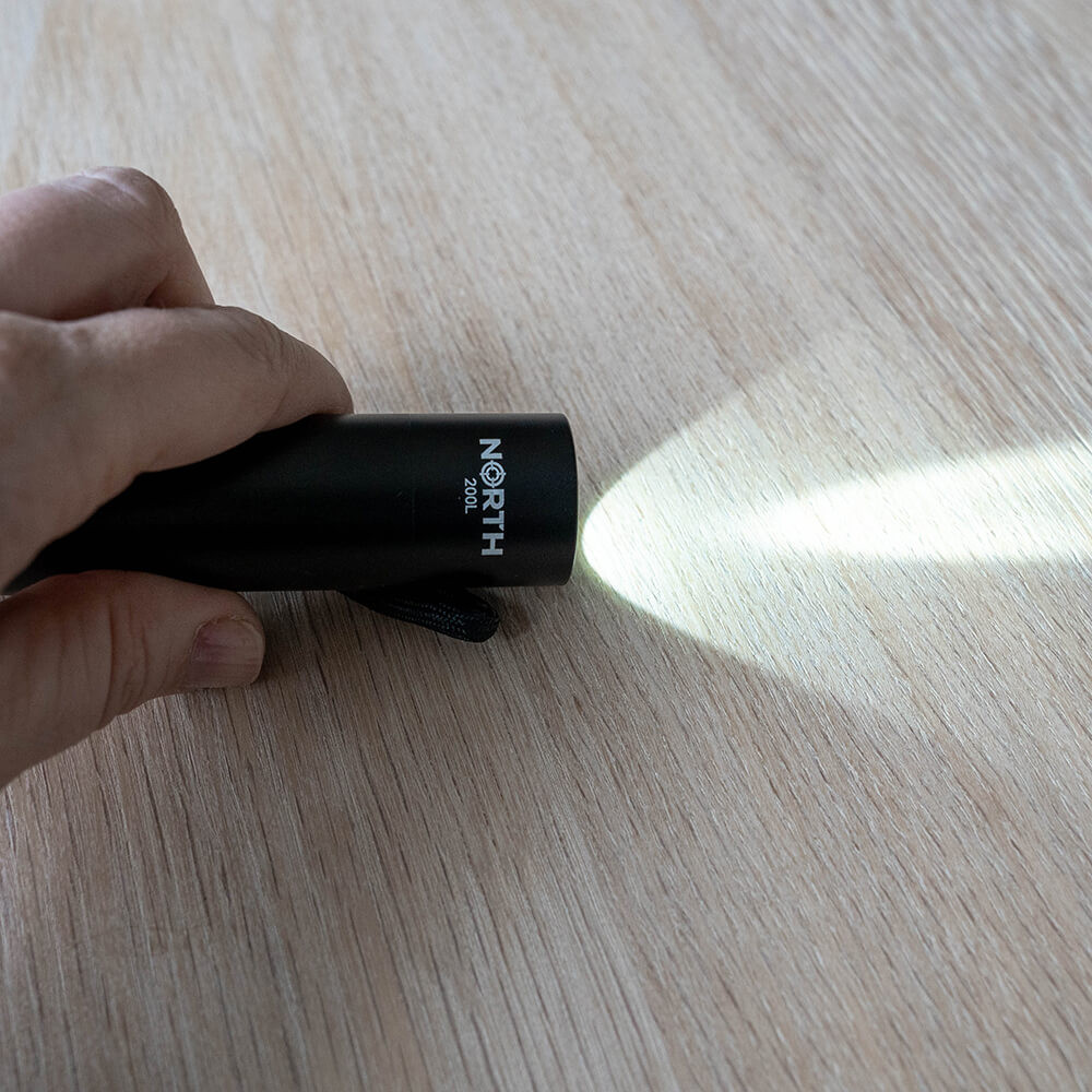NORTH Lommelykt 200 Lumen Svart Aluminium 2W